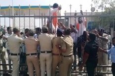 कर्नाटक के सिनेमाघरों में 'पठान' की स्क्रीनिंग के बीच जमकर हुआ हंगामा, पुलिस ने 30 को पकड़ा