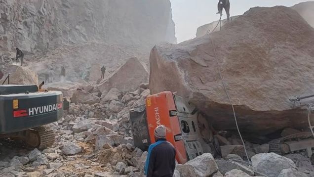 Bhiwani Mining Accident: गाड़ियों पर टूटकर गिरा पहाड़, मलबे में दबे 15-20  लोग, एक शव बरामद - Incident Of A Landslide In A Mining Quarry Took Place In  Haryana Bhiwani | Dailynews