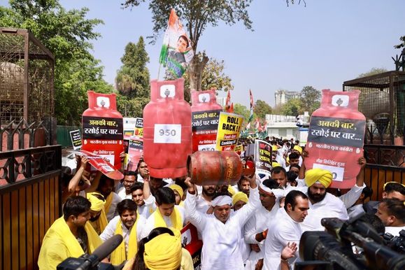 पेट्रोल, डीजल की बढ़ती कीमतों को लेकर सड़क पर ऊतरी युवा कांग्रेस, किया  प्रदर्शन - Youth Congress took to the road on rising prices of petrol,  diesel, demonstrated | Dailynews
